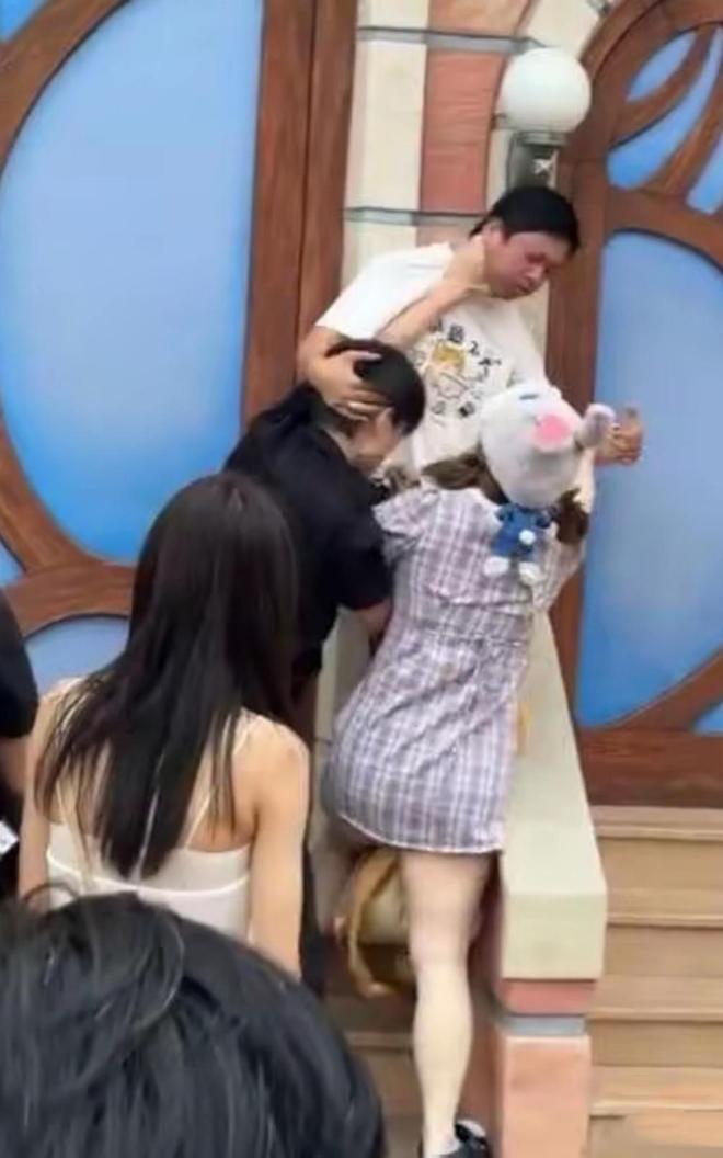 伤势成疑！兔帽女是否打小孩成最大争议尊龙凯时app平台迪士尼情侣现身医院(图4)