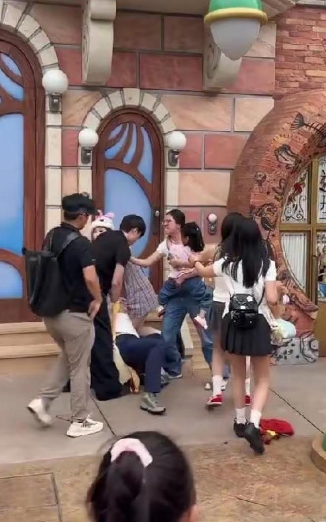 伤势成疑！兔帽女是否打小孩成最大争议尊龙凯时app平台迪士尼情侣现身医院(图3)
