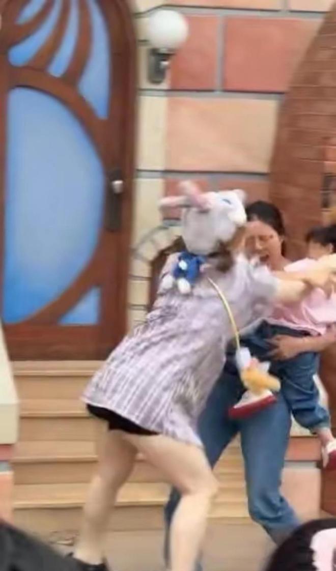 伤势成疑！兔帽女是否打小孩成最大争议尊龙凯时app平台迪士尼情侣现身医院(图10)